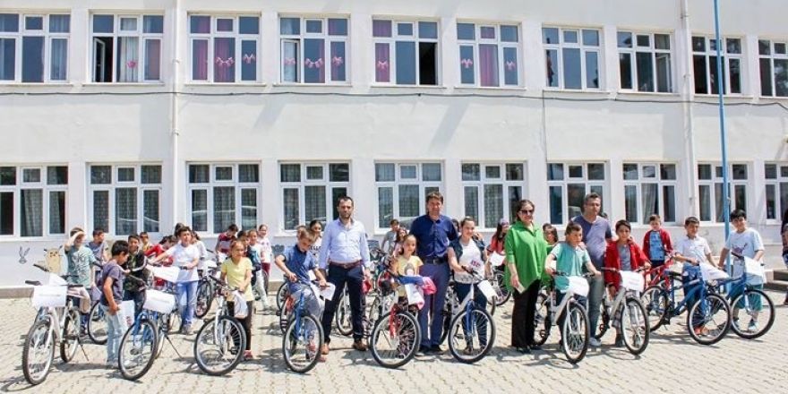 Başkan Taşkın öğrencilere bisiklet dağıttı