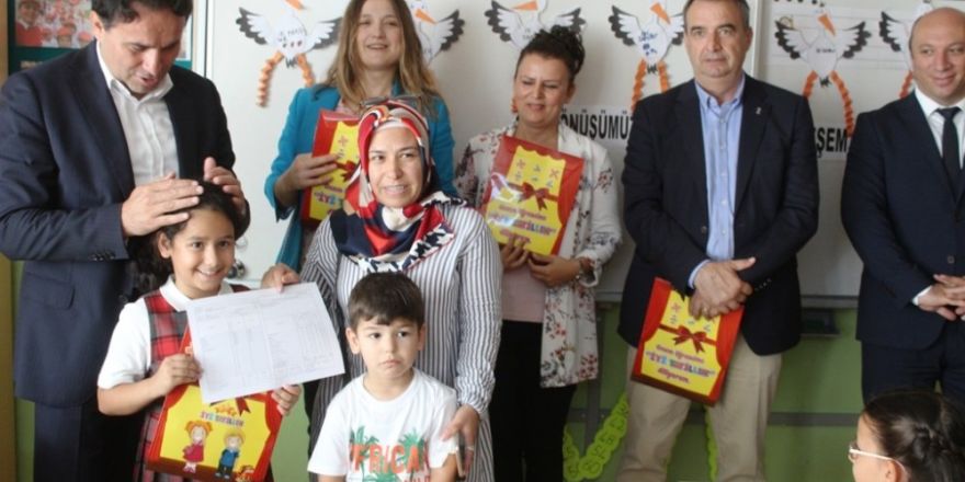 Ayvalık’ta öğrencilerin karne heyecanı