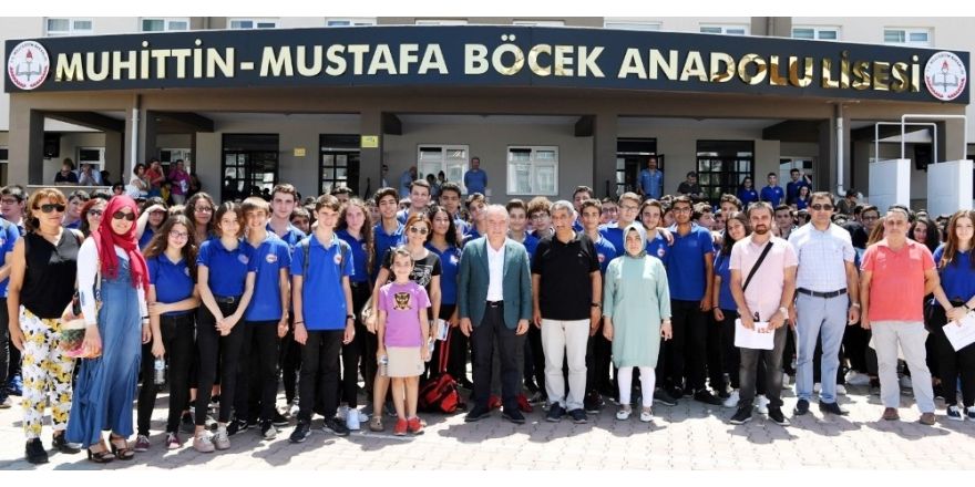 Başkan Böcek’ten öğrencilere karne hediyesi