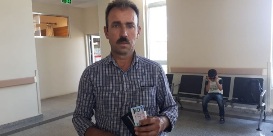 Yolda bulduğu cüzdanı polise teslim etti