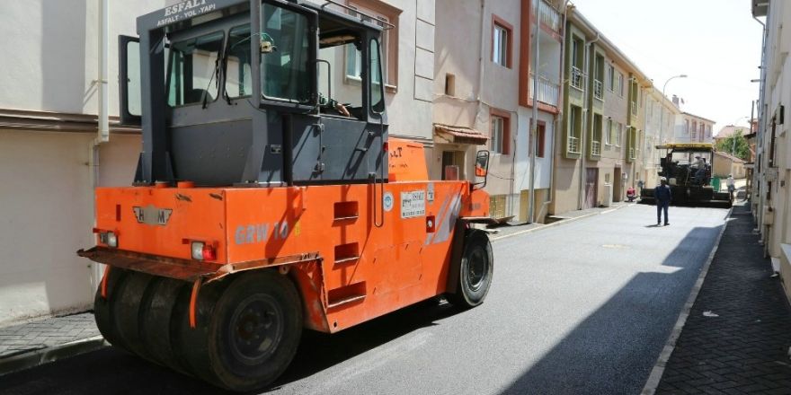 Büyükdere’deki 32 sokakta asfalt ve tretuvar çalışması