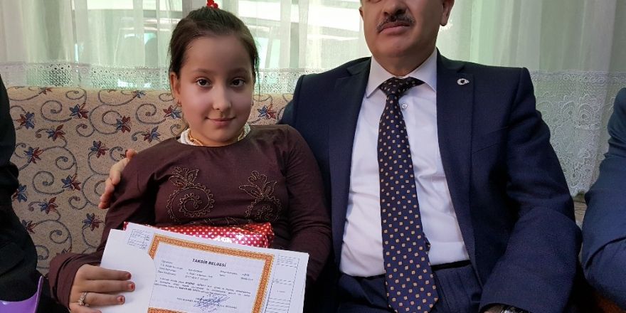 Evlerinde karne aldılar