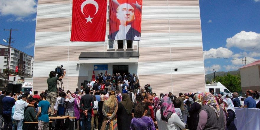 Başbakan Yıldırım Bitlis’te karne dağıttı