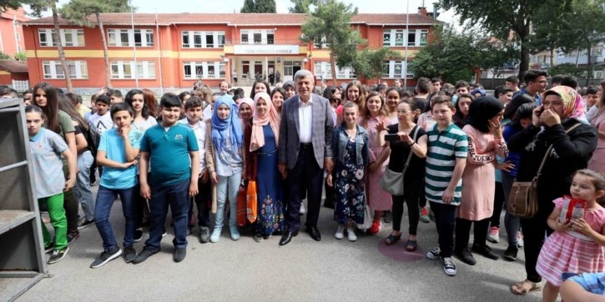 Başkan Karaosmanoğlu, “Çok okuyun, çalışın, örnek olun”