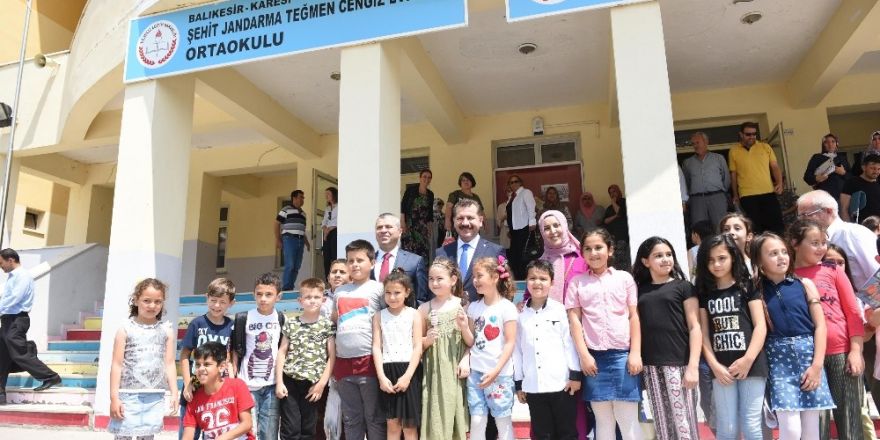 Öğrencilerin karne heyecanına ortak oldular