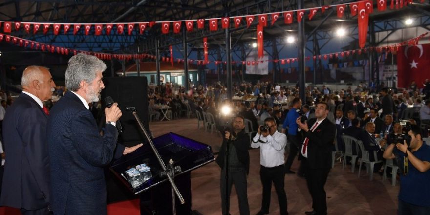 Büyükşehir Belediye Başkanı Tuna orucunu her gün bir başka ilçede açıyor