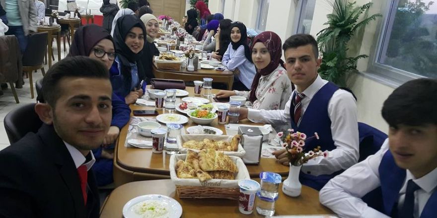 İmam Hatip Lisesi öğrencileri, mezuniyetlerini aileleriyle iftarda kutladı