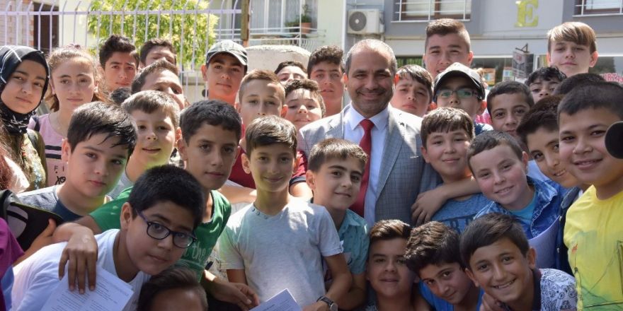 Başkan Uçak öğrencilere karne dağıttı