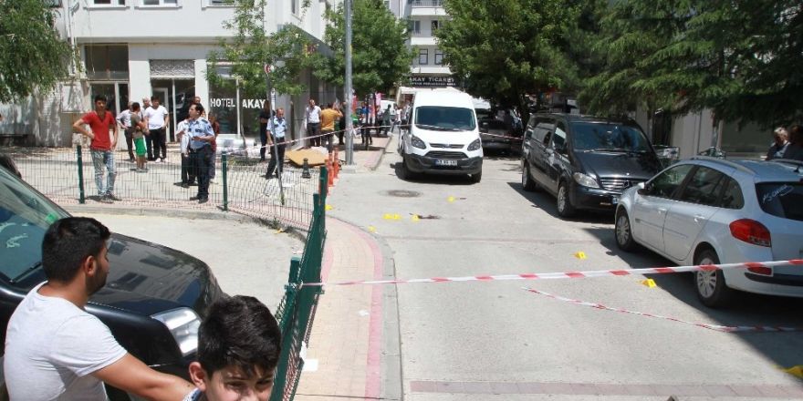 Sokak ortasında silahlı kavga