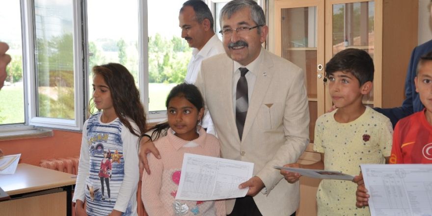 Başkan Vidinel, öğrencilerin karne sevinçlerine ortak oldu