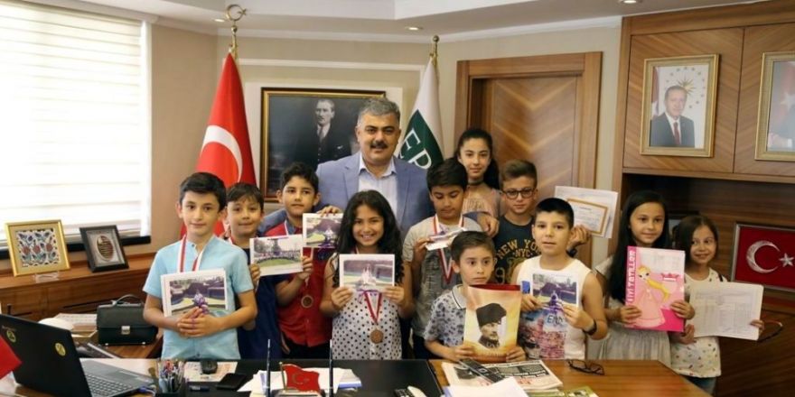 Başkan Özgüven, öğrencilerin karne sevincine ortak oldu