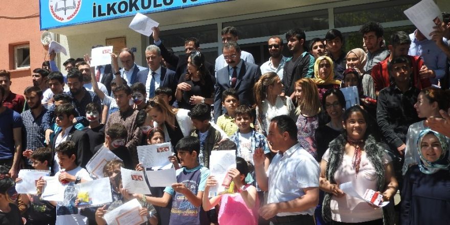 Tuşba Kaymakamı Uçar karne dağıtım törenine katıldı