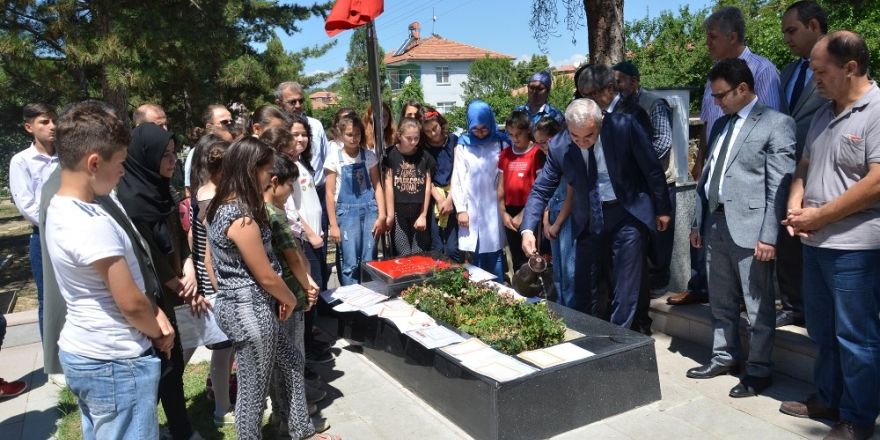 Şehit Aybüke öğretmen mezarı başında anıldı