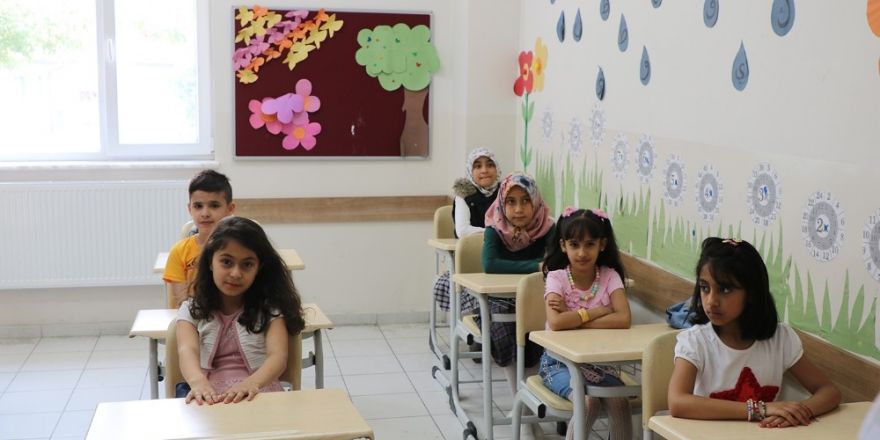 Sığınmacı minikler karne heyecanı yaşadı