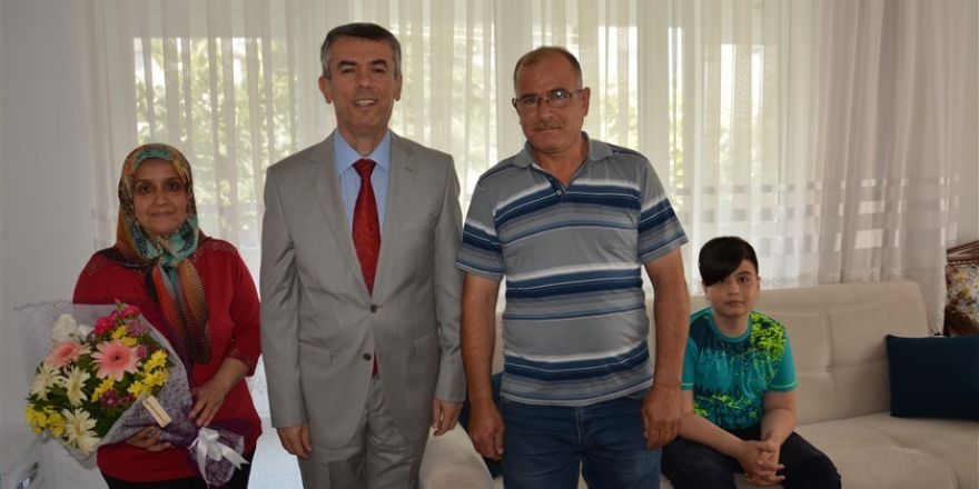 Karnesini evde aldı
