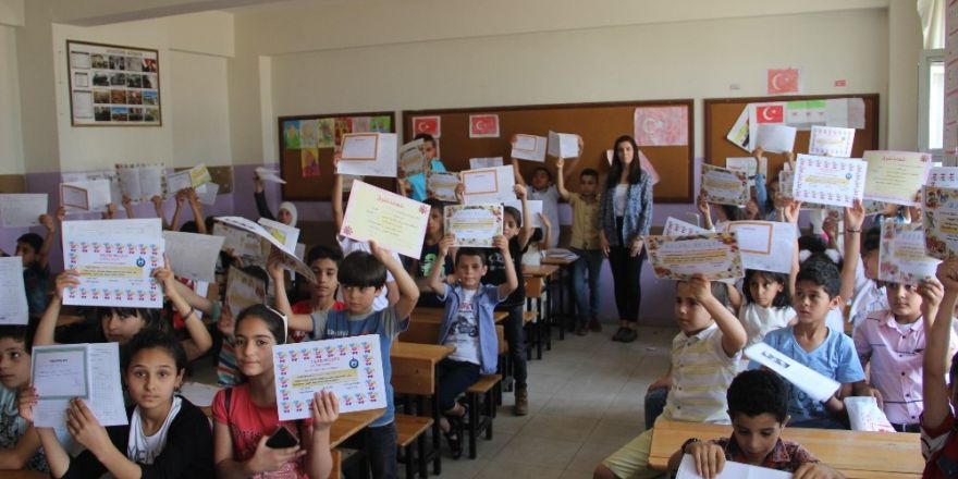 Şanlıurfa’da Suriyeli öğrencilerin karne sevinci