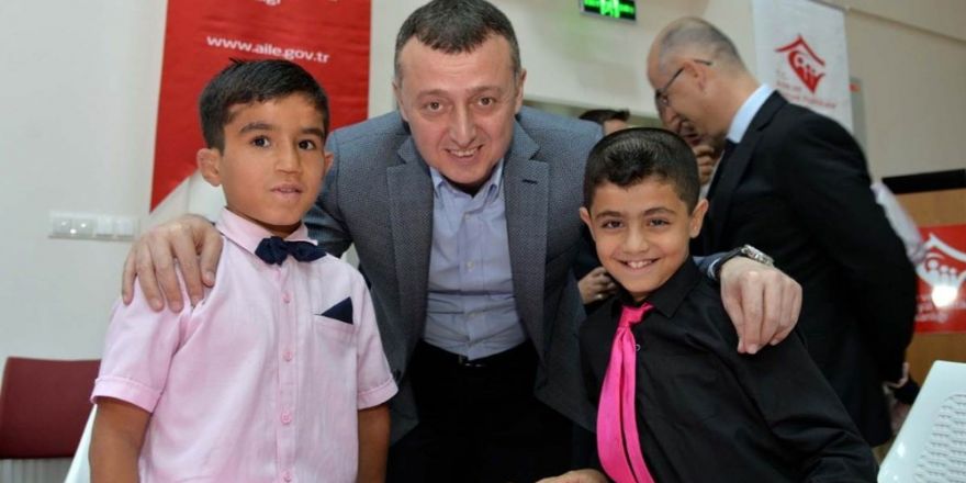 Vali Büyükakın yurttaki çocuklarla iftar yaptı