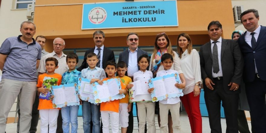 Öğrencilerin karne heyecanına ortak oldular
