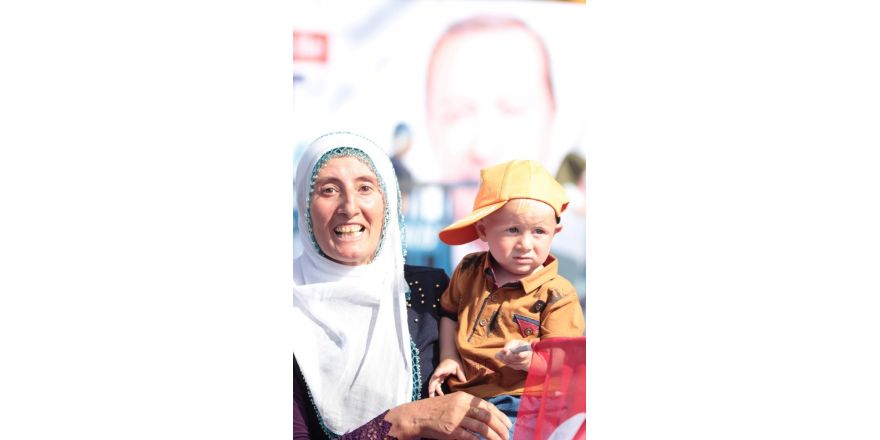 1.5 yaşındaki Recep Tayyip ile mitinge geldiler