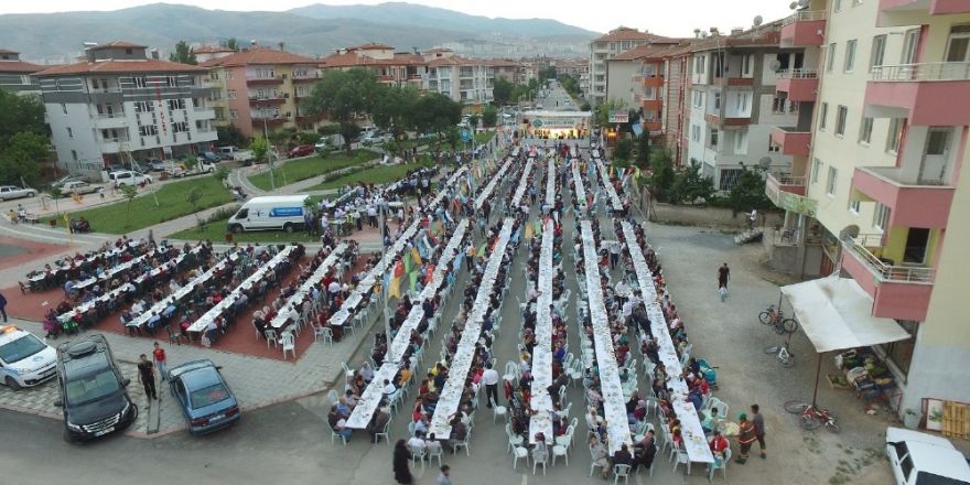 Binlerce kişi aynı sofrada iftar açtı