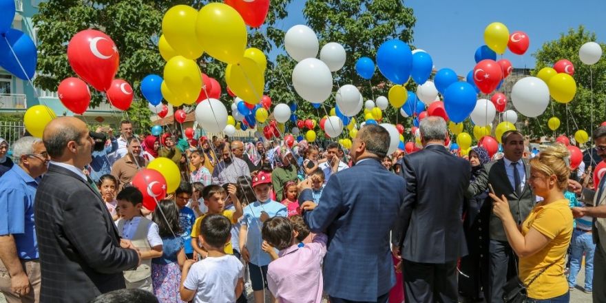 Gürkan, öğrencilerin karne heyecanına ortak oldu