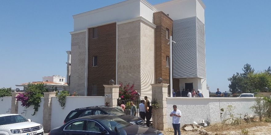 Annesinin evine giren hırsızı ayaklarından vurarak etkisiz hale getirdi