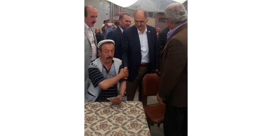Ne vekille tokalaşmaktan vazgeçti, ne de kağıt oyunundan