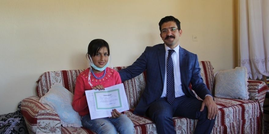 Karnesini evinde kaymakamın elinden aldı