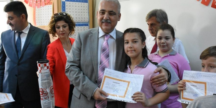 Vali Güvençer, öğrencilerin karne heyecanına ortak oldu