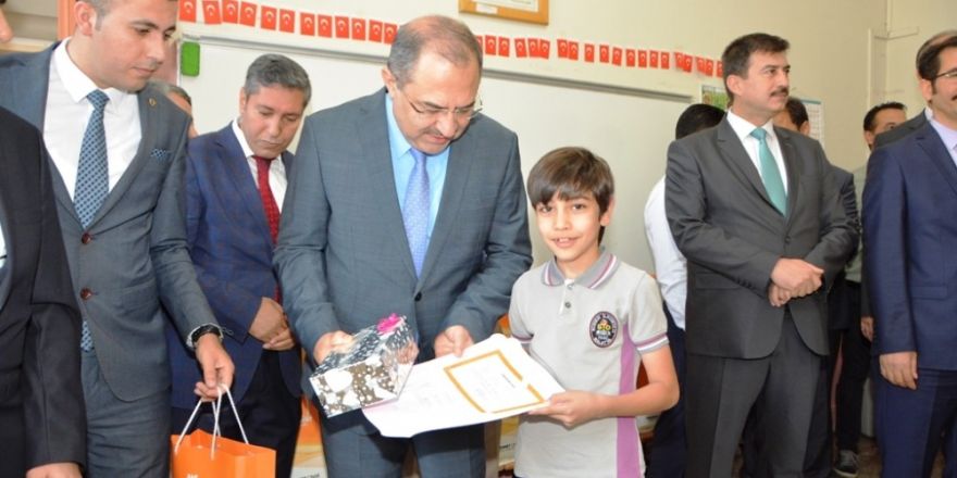 Vali Kaban, öğrencilerin karne heyecanına ortak oldu