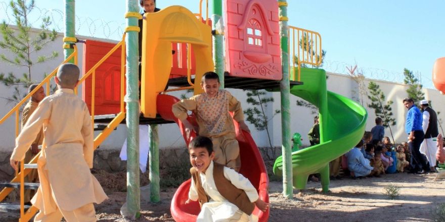 Afganistan’da yetimlere oyun parkı