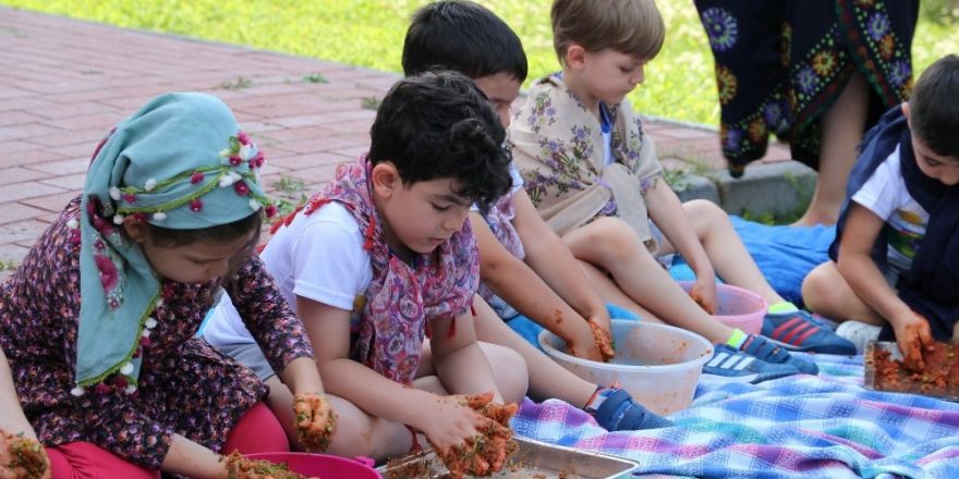 Yenimahalleli minikler çiğ köfteye sevgi kattı