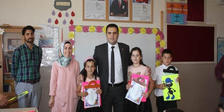 Gördes’te öğrenciler karnelerini aldı