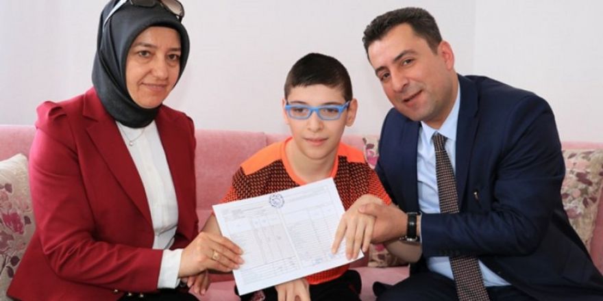 Serebral Palsi hastası üçüzlerin evde karne sevinci