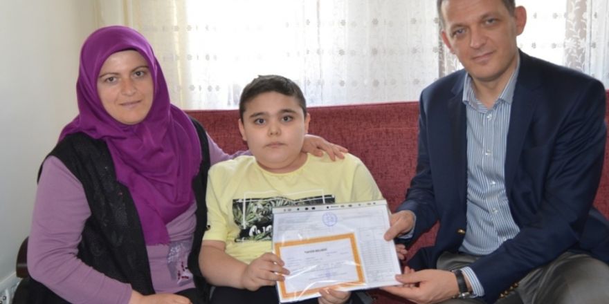 Ürkmezer, DMD hastası Muhammet’e karnesini verdi