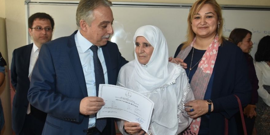 Hakkari’de okuma-yazma öğrenen kursiyerlere belgelerini verdi