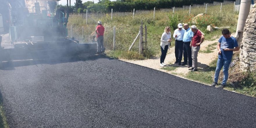 Sıcak asfalt çalışmaları devam ediyor