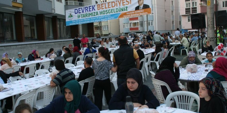 Devrek Belediyesi’nin sokak iftarında yüzlerce kişi bir araya geldi.