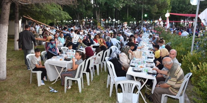 5 bin kişi iftar sofrasında buluştu