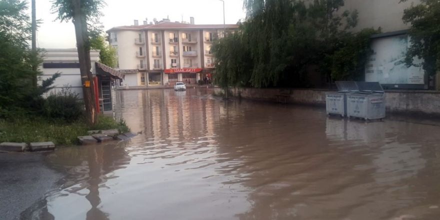 Gölbaşı’nda su borusu patladı, mahalleyi su bastı