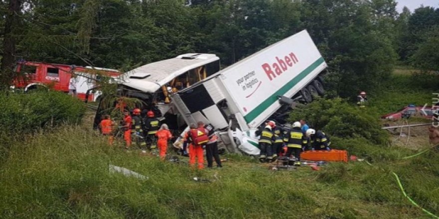 Okul servisi kaza yaptı: 48 yaralı