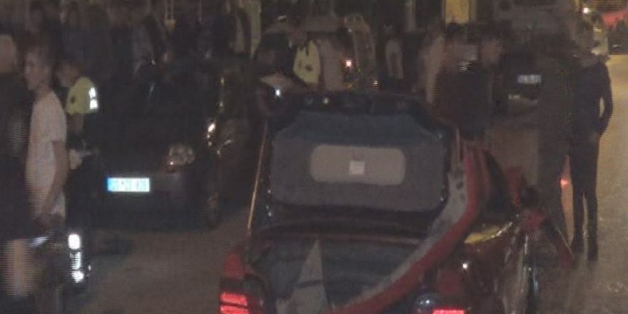 Kontrolden çıkan spor otomobil bankete ve park halindeki araçlara çarptı: 2 yaralı