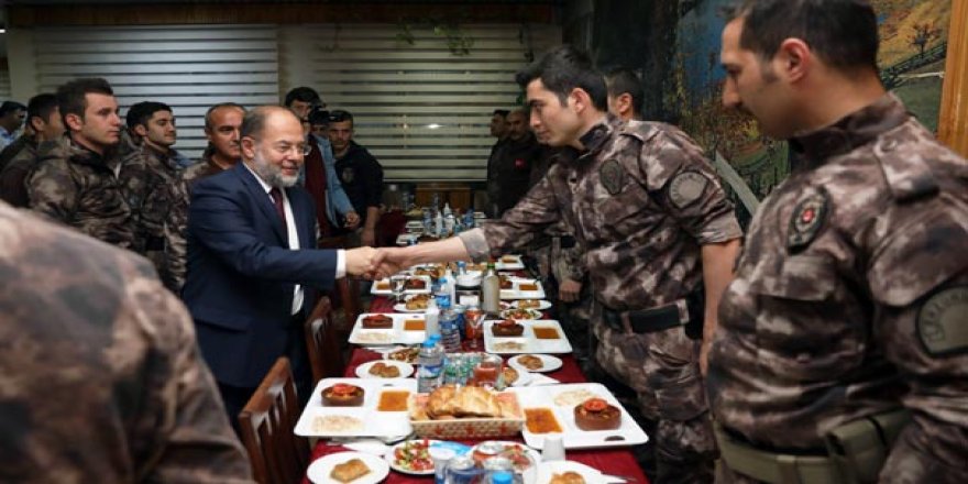 'Rambo'nun özel harekat polisimizin yanında esamesi bile okunmaz'