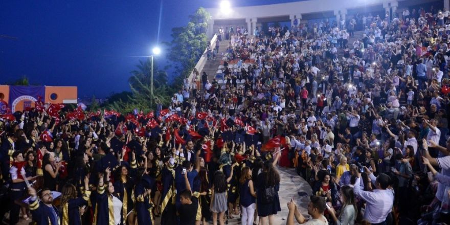 Öğretmen adayları mezuniyet coşkusu yaşadı