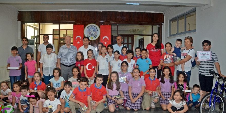 Çevreciler ödüllerini Başkan Özakcan’ın elinden aldı