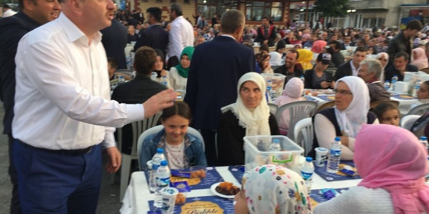 İftar sofrasında yer kalmayınca milletvekili aç kaldı