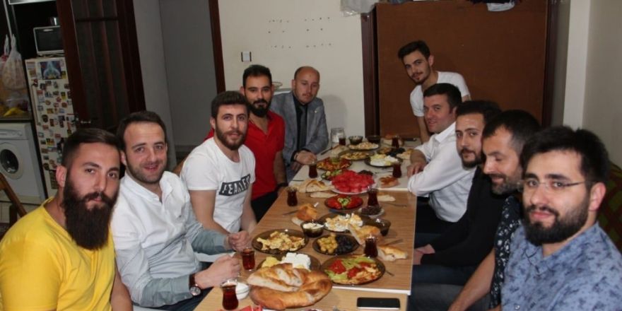 AK Parti’li aday sahuru öğrencilerle yaptı