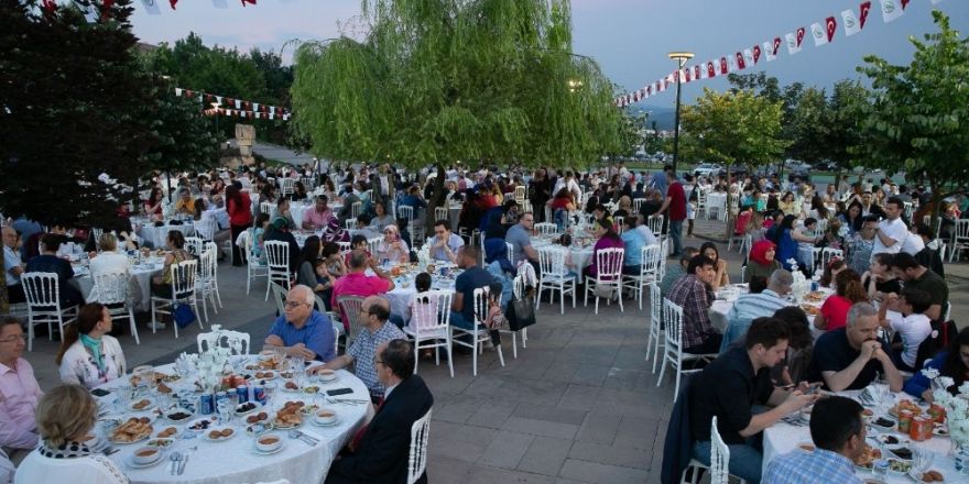 Düzce Üniversitesi hastanesi personeli iftarda bir araya geldi