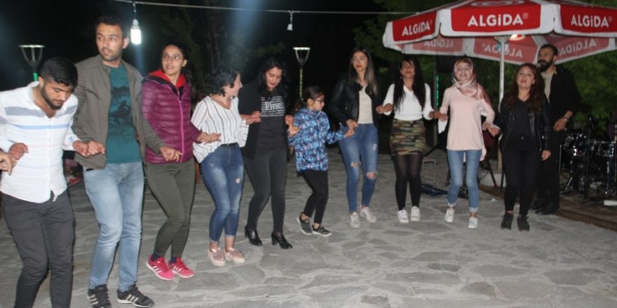 Öğretmenler, bir yılın yorgunlunu halay çekerek attılar