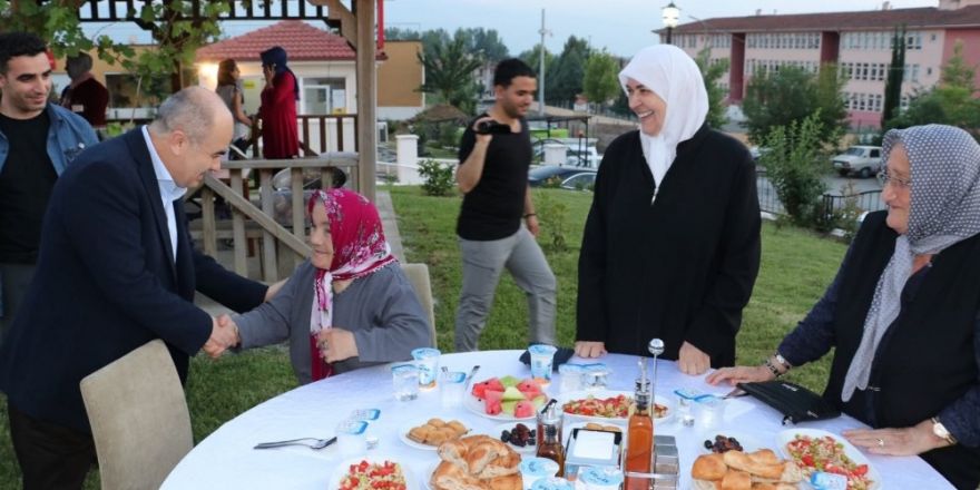 Vali Dağlı huzurevi sakinleri ile iftar yaptı
